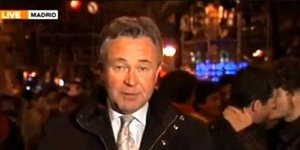 Gay ζευγάρι φιλιέται πίσω από τον παρουσιαστή του Al Jazeera [βίντεο]