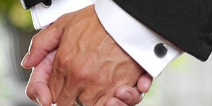 «Αντρας» και «γυναίκα» τέλος στα βρετανικά έγγραφα για τους γάμους