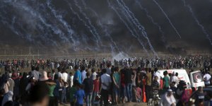 Ισραηλινοί στρατιώτες ρίχνουν δακρυγόνα σε Παλαιστίνιους (Φωτογραφία: AP/ Khalil Hamra)