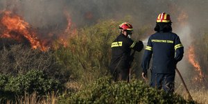 Από τη χθεσινή φωτιά στα Καλύβια Αττικής. ΦΩΤΟΓΡΑΦΙΑ: INTIME NEWS /ΛΙΑΚΟΣ ΓΙΑΝΝΗΣ