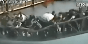 Γέφυρα κατέρρευσε στη Κίνα ρίχνοντας δεκάδες περαστικούς στο ποτάμι [βίντεο]