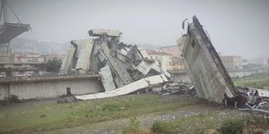 Η στιγμή της κατάρρευσης της γέφυρας στη Γένοβα