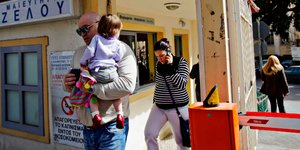 Ολοένα και λιγότερα ζευγάρια περνούν το κατώφλι των μαιευτηρίων / Φωτογραφία: EUROKINISSI