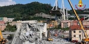 Γέφυρα στη Γένοβα (Φωτογραφία: Vigili del Fuoco via AP)