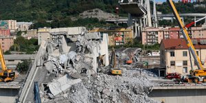 κατάρρευση της γέφυρας στη Γένοβα/Φωτογραφία: AP