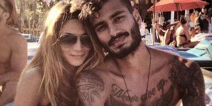 Ευτυχισμένη οικογένεια: Ο Γκέντσογλου κρατάει τον γιο του αγκαλιά -Η Ηλιάδη τους