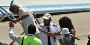Ο Τζορτζ Κλούνεϊ την ώρα που επιβιβάζεται στο αεροπλάνο. Φωτογραφία: Splash News