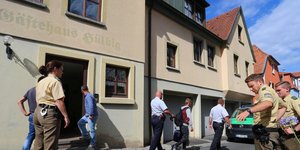 (Γερμανοί αστυνομικοί εκκενώνουν έναν ξενώνα προσφύγων