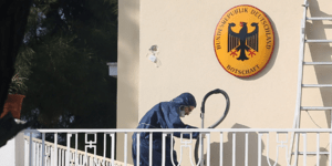 Αναζητούν τον αρχηγό των ενόπλων που γάζωσαν την οικία του Γερμανού πρέσβη -Είχε