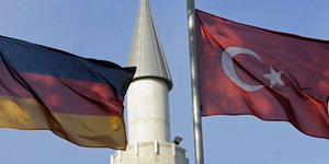 Οι σημαίες της Γερμανίας και της Τουρκίας/Φωτογραφία: AP