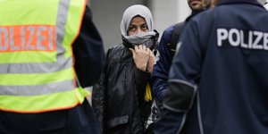 Γερμανοί αστυνομικοί ελέγχουν τα έγγραφα μεταναστών