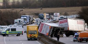 Φορτηγό ανετράπη από τους ανέμους σε αυτοκινητόδρομο κοντά στην Ερφούρτη της Γερμανίας (Φωτογραφία: ΑΡ) 