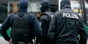  Η γερμανική αστυνομία βρήκε μια σημαία του ISIS κοντά σε σιδηροδρομική γραμμή(Φωτογραφία: Paul Zinken/dpa via AP)