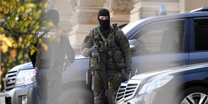 Άνδρες της αντιτρομοκρατικής έξω από το ομοσπονδιακό δικαστήριο στην Καρλσρούη