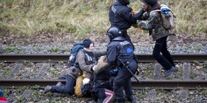 (στιγμιότυπο από παλιότερη δράση οικολόγων ακτιβιστών στην Γερμανία)
