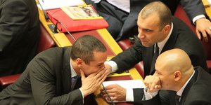 Τι βρήκε η Αντιτρομοκρατική στα σπίτια των βουλευτών της Χρυσής Αυγής