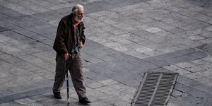 Συνταξιούχος στην πλατεία Κοτζιά/Φωτογραφία: Intimenews/Nlikoς Χαλκιόπουλος
