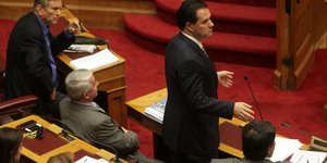 «Κόλαση» Γεωργιάδη-Φωτίου στη Βουλή: Αδωνις: Μη μιλάς έχεις 1