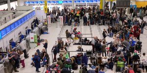 χάος στο αεροδρόμιο του Γκάτγουικ/Φωτογραφία: AP