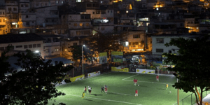 Αυτόφωτο γήπεδο χρησιμοποιεί την ενέργεια των παικτών για να ανάψει τους προβολε