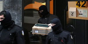Ολες οι πλαστές ταυτότητες και τα στοιχεία πολιτών που βρέθηκαν στη γιάφκα των Τ