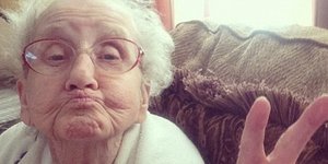 Μία απίστευτη ροκ γιαγιά δίνει μάχη με τον καρκίνο μαζί με τους 162.000 φίλους τ