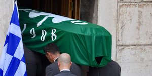 Τυλιγμένο με τη σημαία του Παναθηναϊκού το φέρετρο με τη σορό του Θανάση Γιαννακόπουλου / Φωτογραφία: NDP