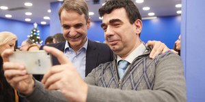 Ο Γιάννης Κομνηνός βγάζει selfie με τον πρόεδρο της ΝΔ Κυριάκο Μητσοτάκη