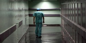 Ποινές χάδι στους γιατρούς που ζητούν φακελάκια -Ποιοι τους αθωώνουν