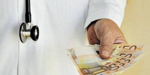 Γιατροί έπαιρναν μίζες για να χορηγούν αναρρωτικές άδειες