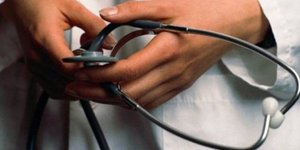 Γιατρός ζητούσε φακελάκι 1.800 ευρώ και έκοβε 150 ευρώ απόδειξη