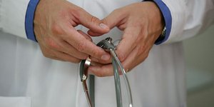 Σοκ στα Ιωάννινα: Σύλληψη παιδιάτρου για υπόθεση πορνογραφίας ανηλίκων