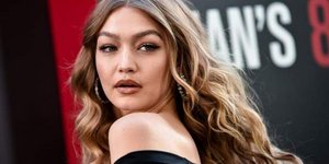 H Tζίτζι Χαντίντ ποζάρει στο φακό/Φωτογραφία AP