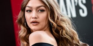 H Tζίτζι Χαντίντ ποζάρει στο φακό/Φωτογραφία: AP Images