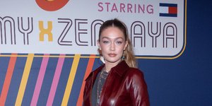 Gigi Hadid/Splash/Ideal imageΗ εβδομάδα Μόδας του Παρισιού φτάνει στο τέλος της με το show του οίκου Τοmmy Hilfiger σε συνεργασία με την νεαρή σταρ Zandaya.  H νεανική συλλογή για την άνοιξη και το καλοκαίρι του 2019 παρουσιάστηκε στο Τhe Theatre des Champs Elysees και ξεσήκωσε τους παρευρισκομένους με την disco διάθεση και fun ατμόσφαιρα.  Εκεί ήταν και το supermodel Τζίτζι Χαντίντ