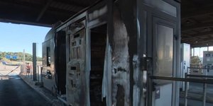 Τα «κίτρινα γιλέκα» πυρπόλησαν διόδια και ραντάρ τροχαίας -Φωτογραφία: Youtube