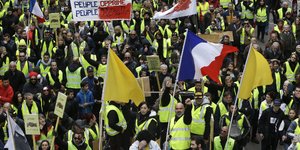 Οι θεωρίες συνωμοσίας έχουν απήχηση στα Κίτρινα Γιλέκα/ Φωτογραφία: AP- Claude Paris