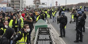 Με αυστηρότερες κυρώσεις απαντά η κυβέρνηση στα «Κίτρινα Γιλέκα»/Φωτογραφία: AP- Laurent Cipriani