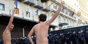 Διαδηλωτές τα πέταξαν όλα και διαμαρτυρήθηκαν «τσίτσιδοι» στην πορεία του Πολυτε