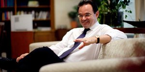 Ο νόμος που υπέγραψε ο Παπακωνσταντίνου και τώρα τον ... καίει