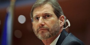Γιοχάνες Χαν: Η Ελλάδα πρέπει να κρατηθεί για πολλούς λόγους εντός ευρώ