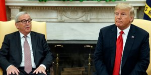 O Ντόναλντ Τραμπ και ο Ζαν Κλοντ Γιούνκερ/ Φωτογραφία AP images