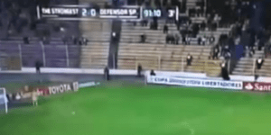 Φάντασμα άνδρα τρέχει σε κερκίδα γηπέδου στη Βολιβία και περνάει μέσα από το δια