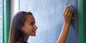 Κορίτσι στον πίνακα. Φωτογραφία: Shutterstock/Diego Cervo