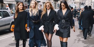 Γυναίκες ποζάρουν στο φακό/Φωτογραφία Shutterstock