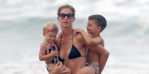 Τα οικογενειακά βάρη ομορφαίνουν την Ζιζέλ -Σέξι ακόμη και κουβαλώντας δύο παιδι