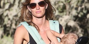 Μητέρα «μοντέλο» -Η Ζιζέλ με το ένα χέρι οδηγεί τη «γουρούνα» και στο άλλο κρατά