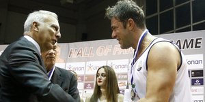 Ο Χρήστος Χολίδης παίρνει μετάλλιο από τον Νίκο Γκάλη (Φωτογραφία: ΘΑΝΑΣΗΣ ΔΗΜΟΠΟΥΛΟΣ / EUROKINISSI)
