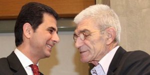 -«Τα ψηφίσματα είναι...κωλόχαρτα» -«Εισαι ένας κωλοτούμπας»