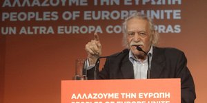 Ο Γλέζοςπροκαλεί Σαμαρά: Αν τολμάς έλα να περπατήσουμε μαζί στην πόλη